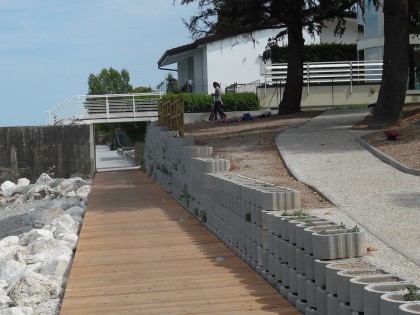 Manutenzione spiaggia lungo lago Desenzano d/G (BS)